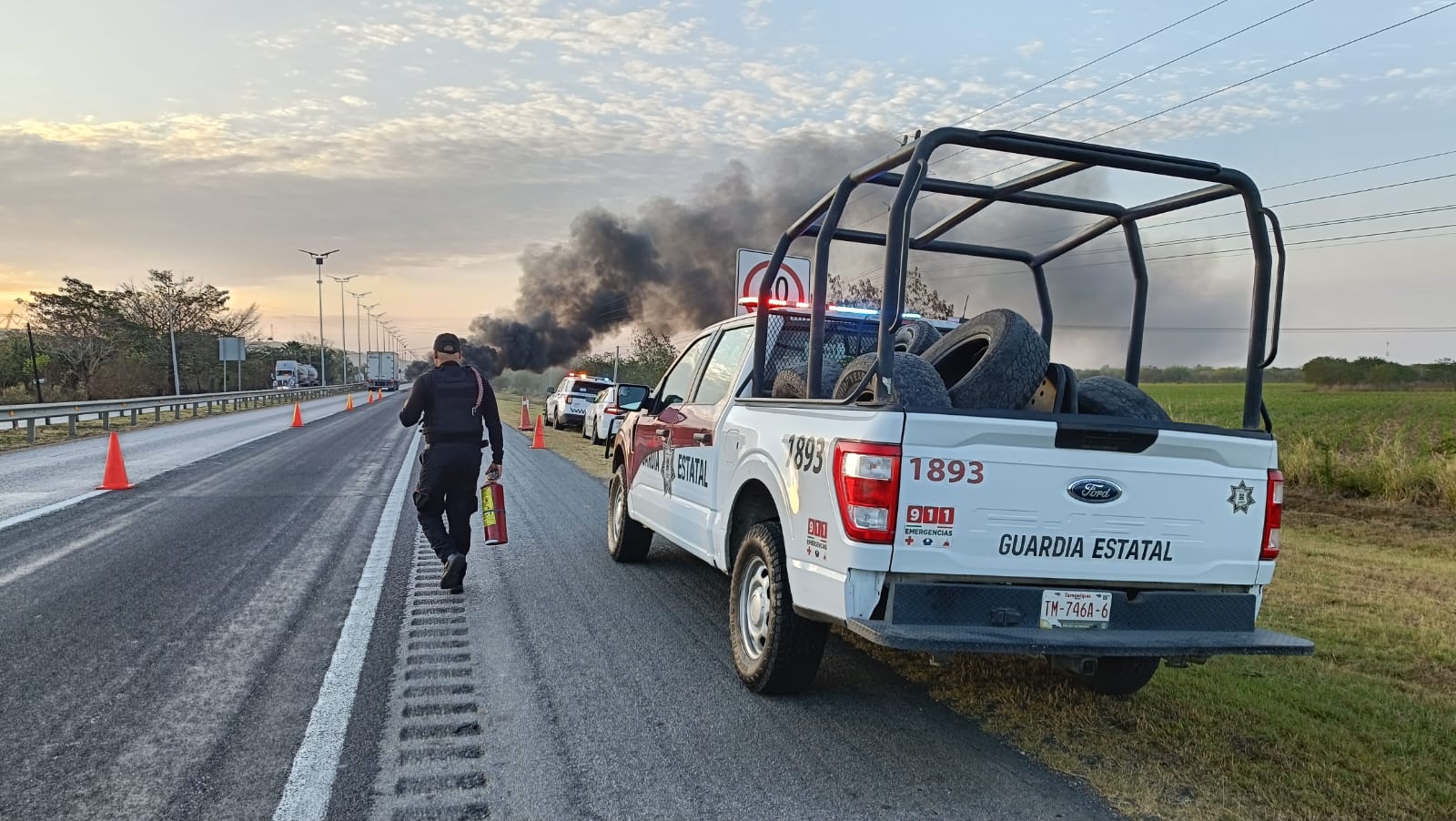 Incendia vehiculo en carretera